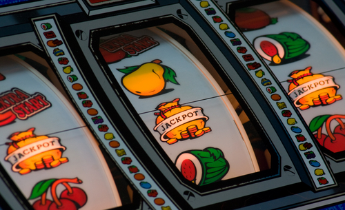 écran d'une machine à sous affichant trois symboles jackpot identiques