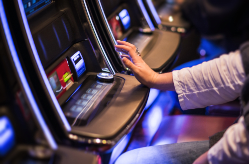 homme assis à une machine à sous dans un casino