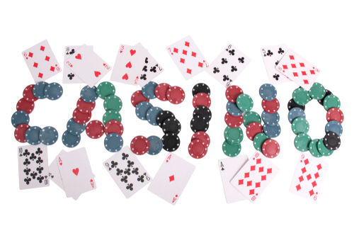 illustration de multiples jetons de casino disposés afin de former le mot casino